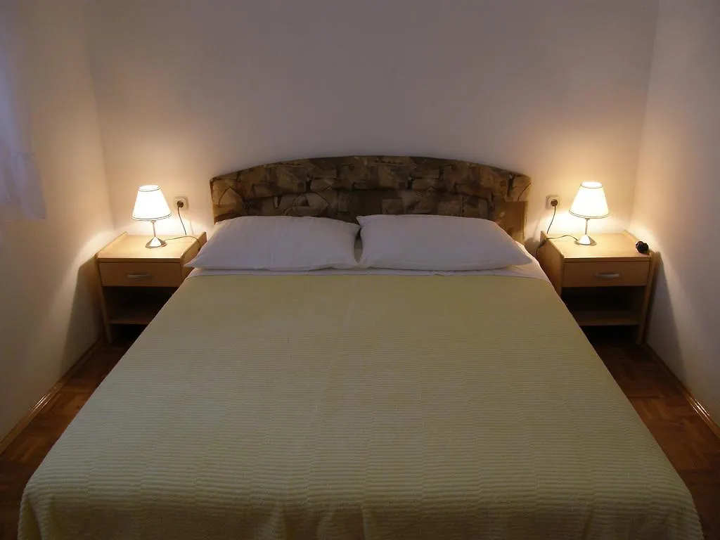 Apartment 자톤