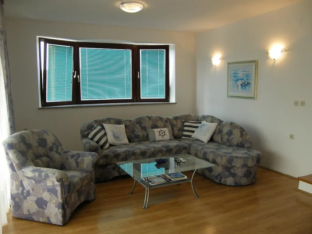 Apartment 자톤