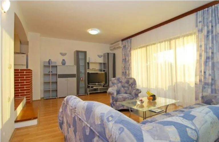 Apartment 자톤
