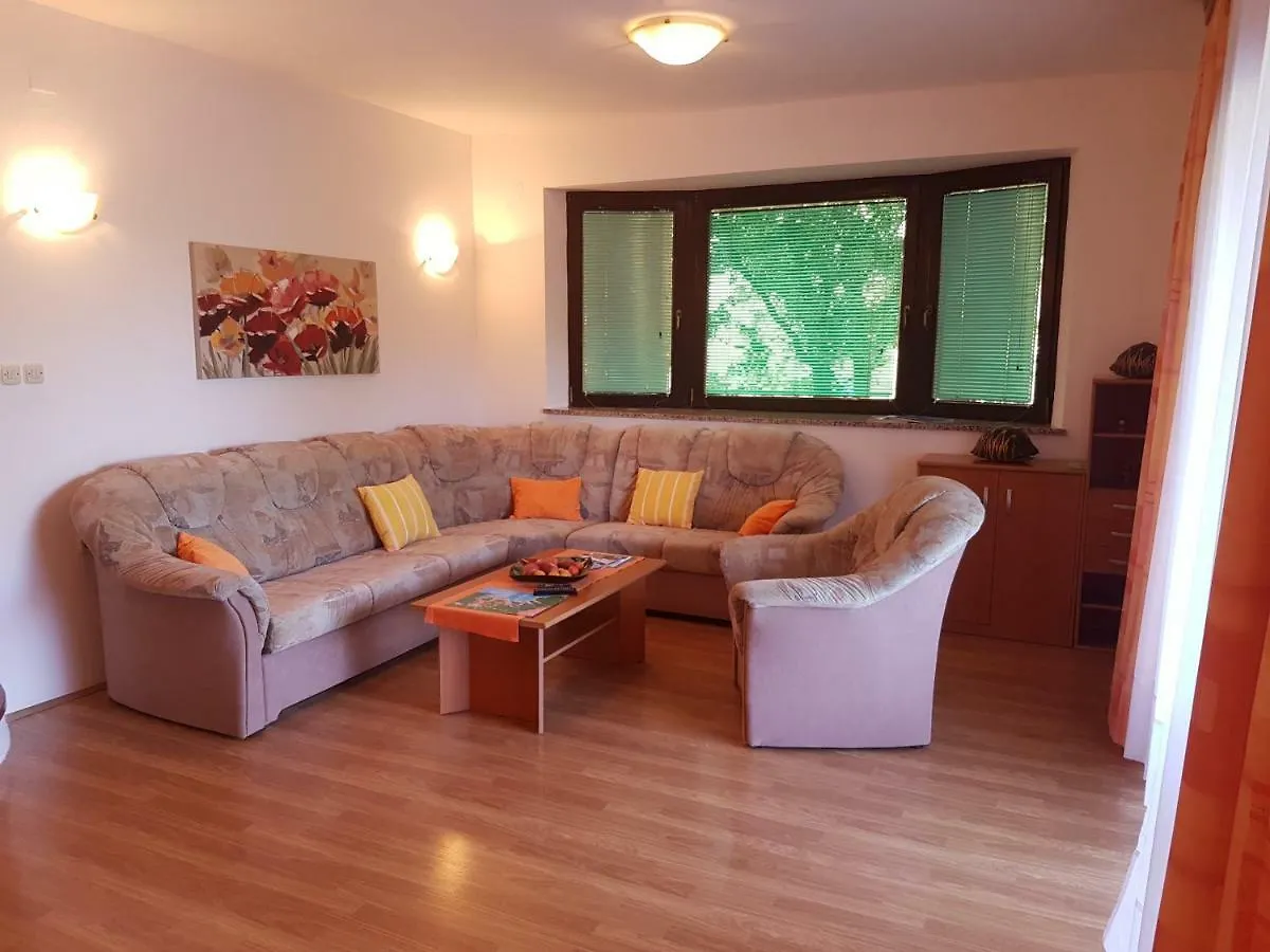 Apartment 자톤